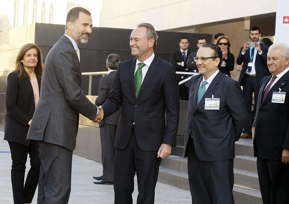 Foto: El Rey Felipe VI, saluda al presidente de la Generalitat, Alberto Frabra, a su llegada al auditorio de la Diputación de Alicante (Efe)