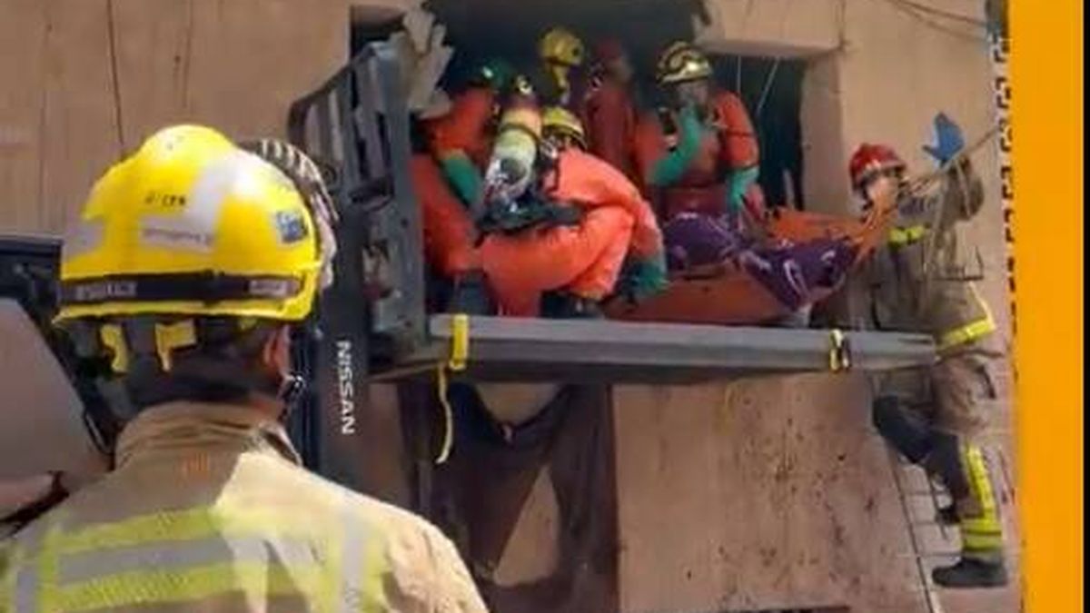 Bomberos rescatan en su casa a un hombre con síndrome de Diógenes y 250 kilos de peso en Barcelona