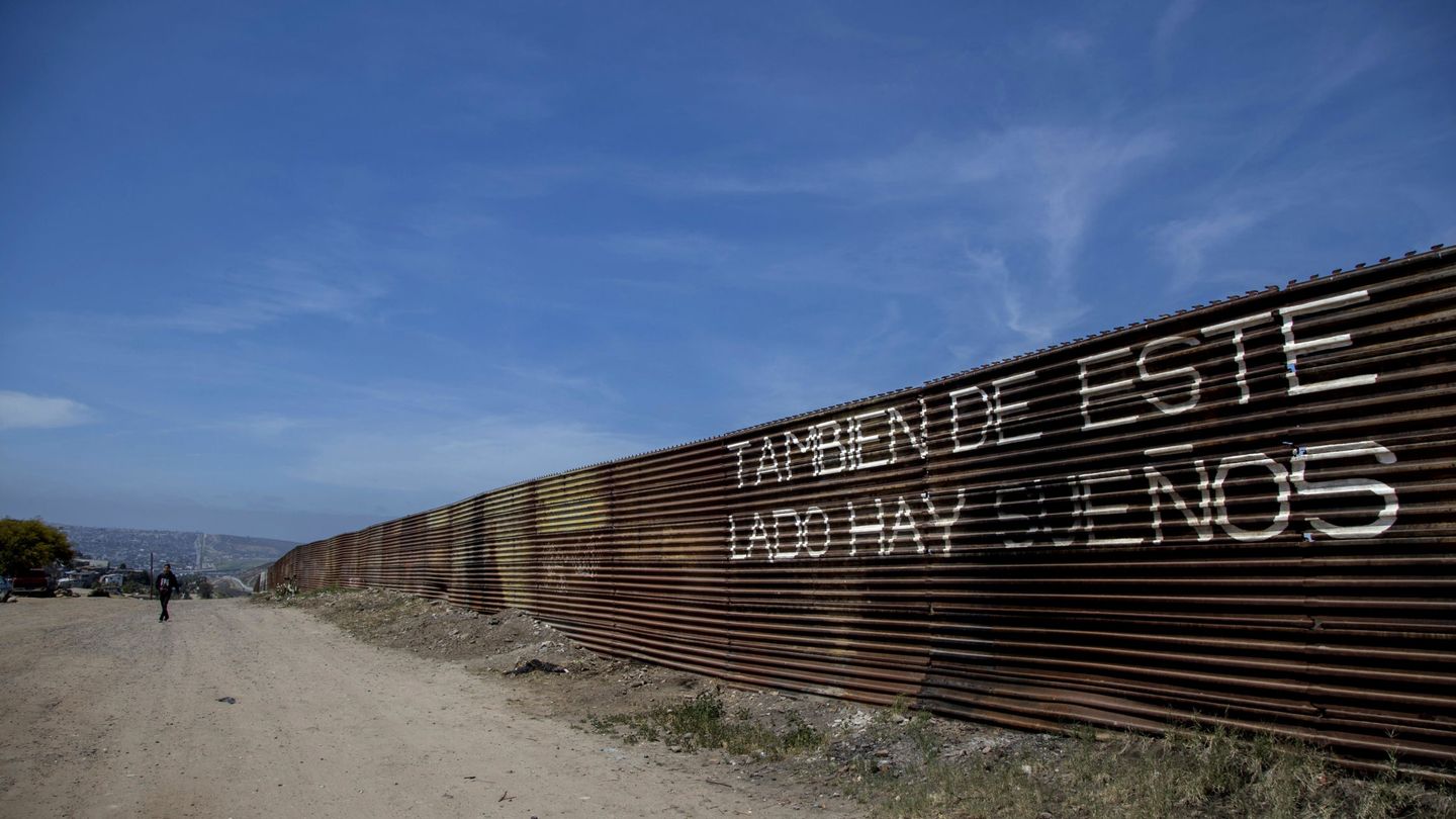 Vista de la valla que delimita el territorio mexicano y estadounidense hoy, en Tijuana, Baja California (México). (EFE)