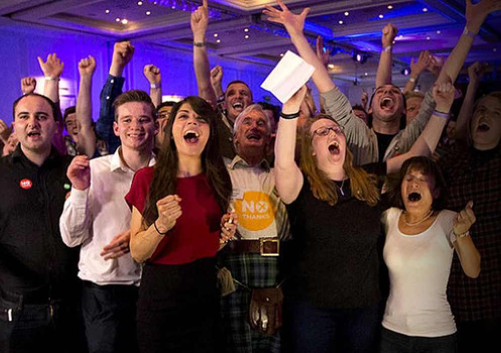Foto: Activistas de la campaña contra la independencia celebran la victoria en su cuartel general de Glasgow (Reuters).