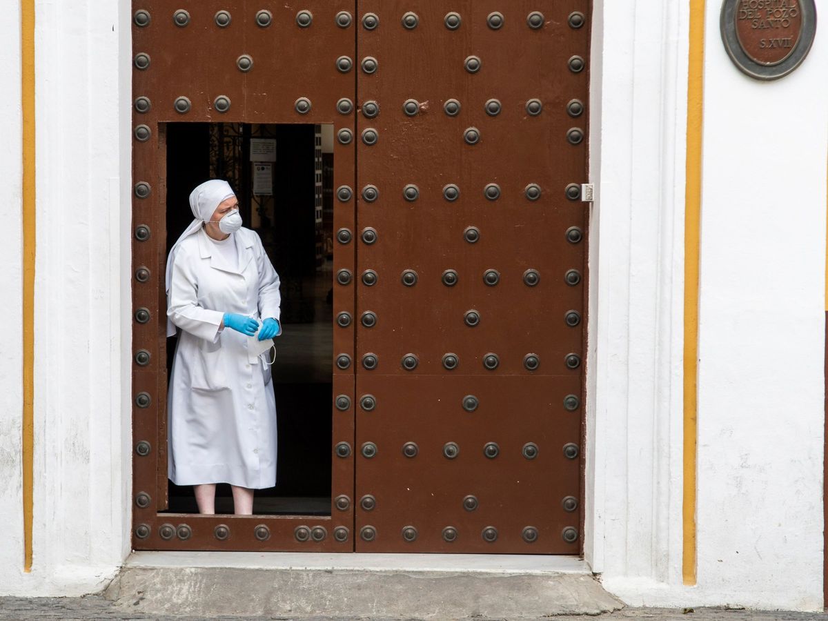 Foto: Una hermana de la Congregación de Religiosas Terciarias Franciscanas, en el hospital del Pozo Santo de Sevilla. (EFE)