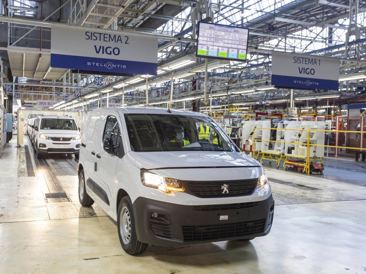 Foto: Un Peugeot Partner sale de la línea de montaje de Vigo. (Stellantis)