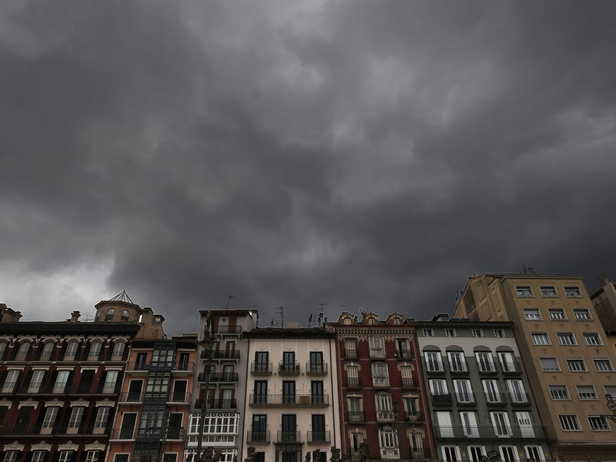 Foto: Cielos nublados en Pamplona. (EFE/Jesus Diges)