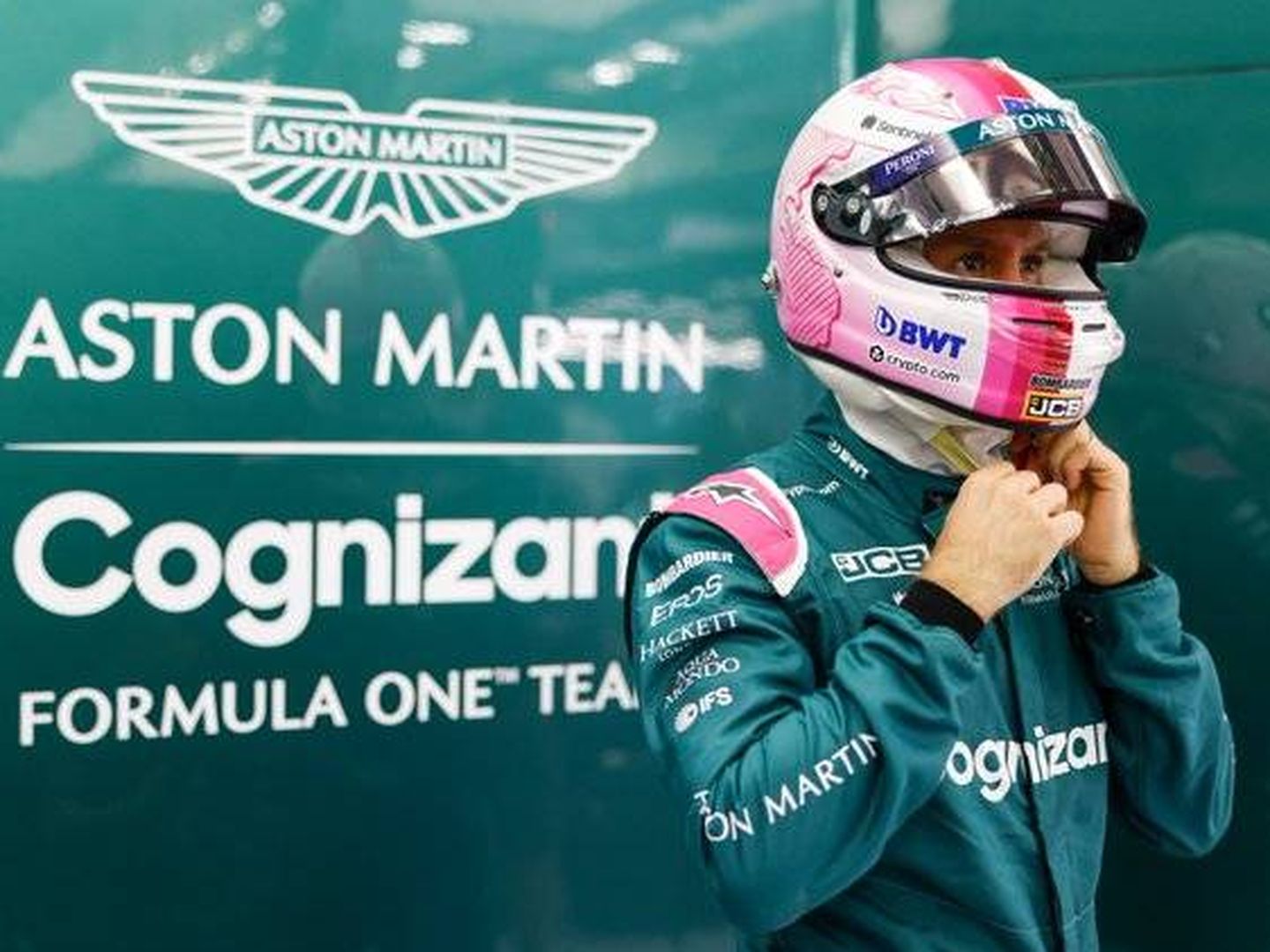 Vettel ha cambiado los colores de su casco en Aston Martin por un nuevo patrocinador