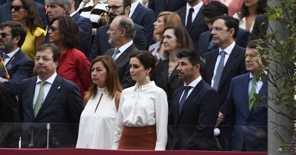 Foto: Fernández Vara, Díaz Ayuso y Francina Armengol en el desfile del Día Nacional. (Limited Pictures)