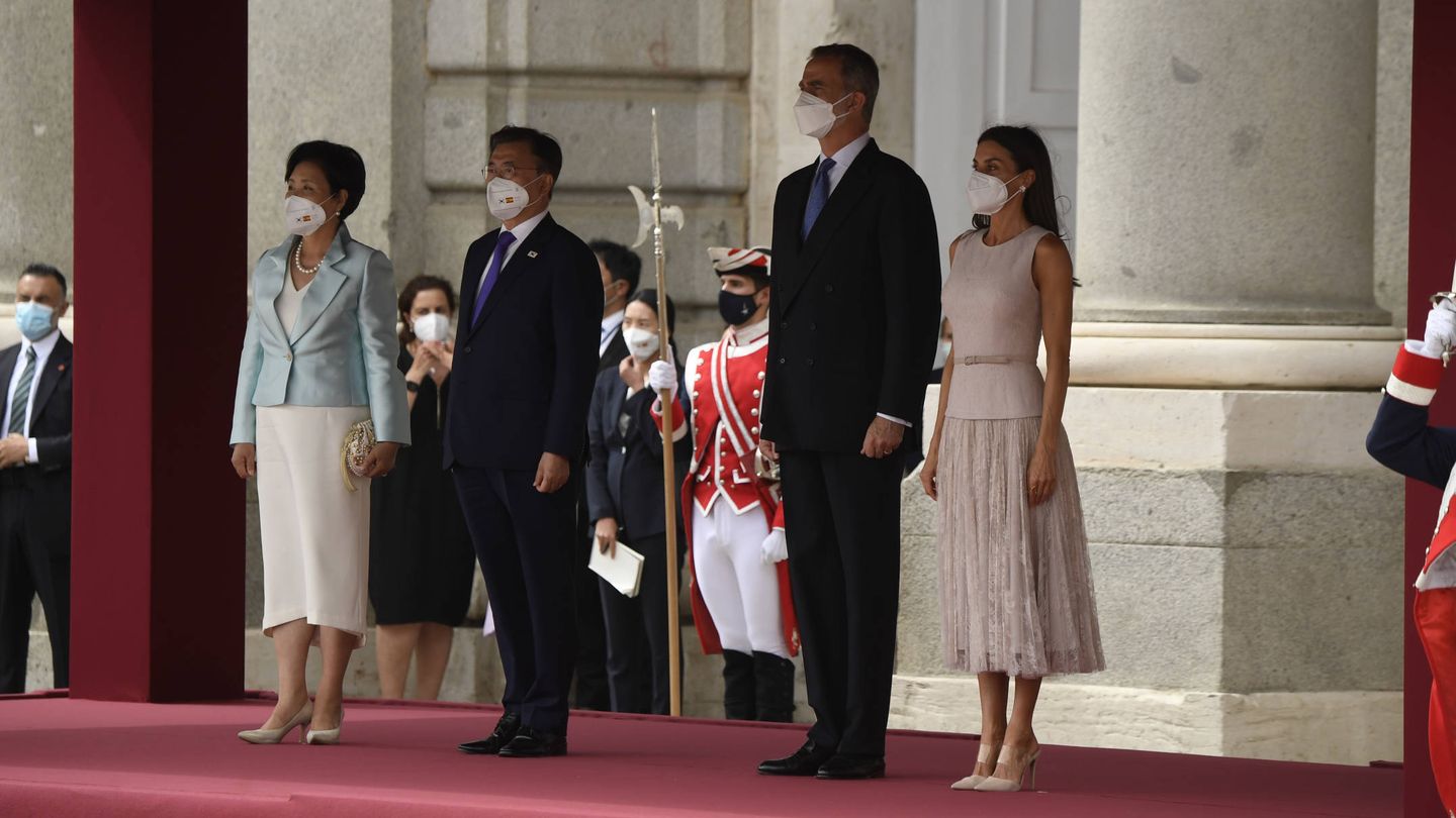El recibimiento de los Reyes a Moon Jae-in, presidente de Corea, y su mujer. (Limited Pictures)
