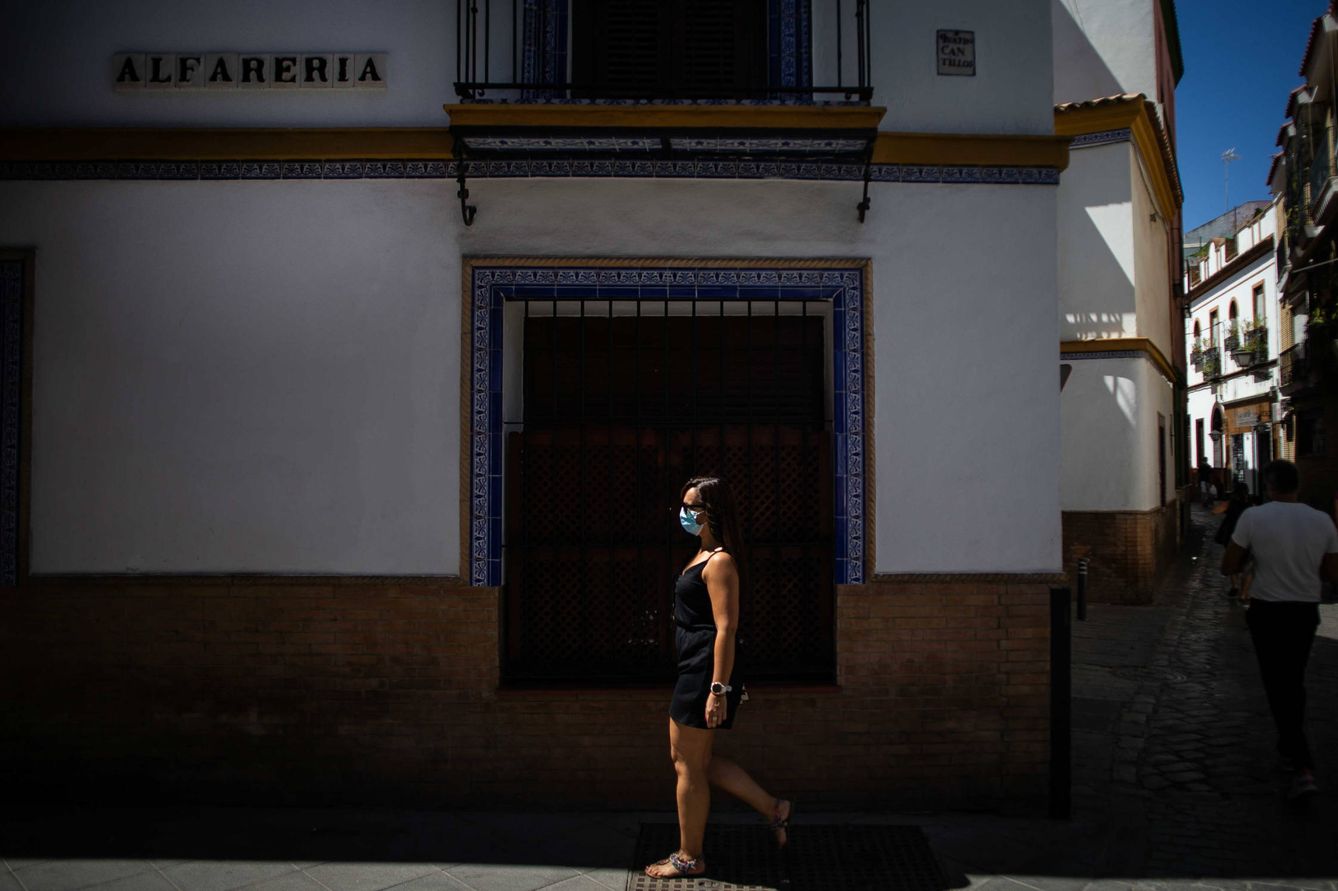 María paseando por la calle Alfarería, en Triana, Sevilla. Foto Fernando Ruso