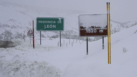 Nieve en León e incendio en una planta de compostaje en Tenerife: el día en fotos