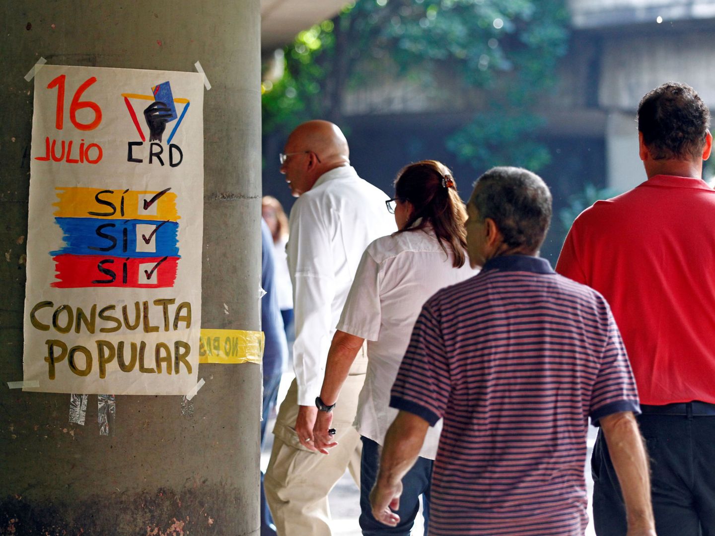 Cola de participantes en la consulta contra la Constituyente en Venezuela. (Reuters)