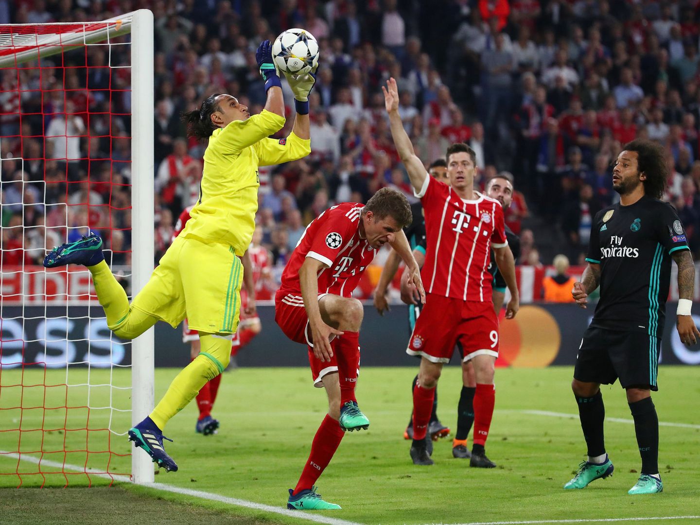Keylor Navas salta para blocar un balón ante el Bayern de Múnich (Efe)