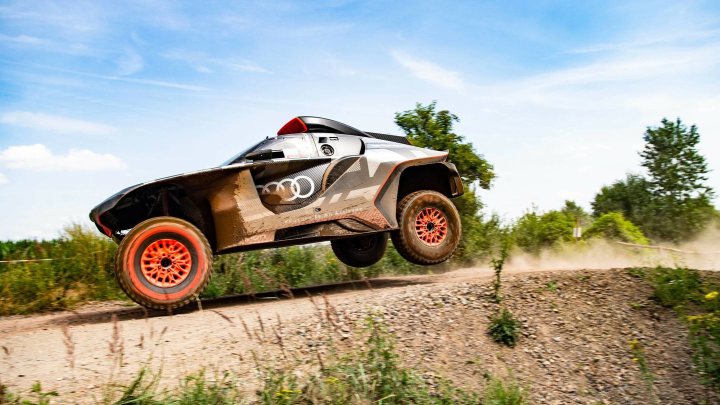 Audi contará con tres unidades del RS Q e-tron en el Rally Dakar 2022, pilotadas por Sainz, Peterhansel y Ekström.