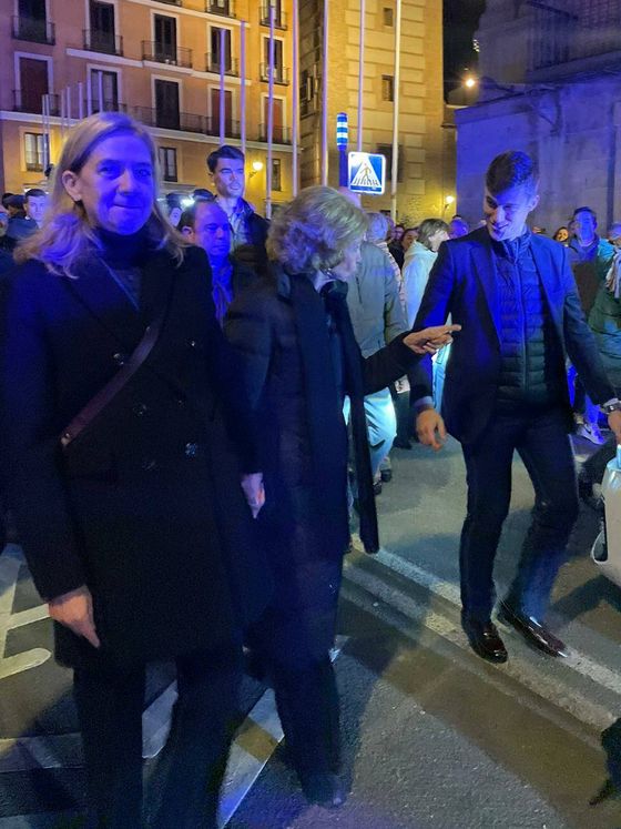 La reina Sofía y la infanta Cristina paseando por las calles de Madrid. (Vanitatis)