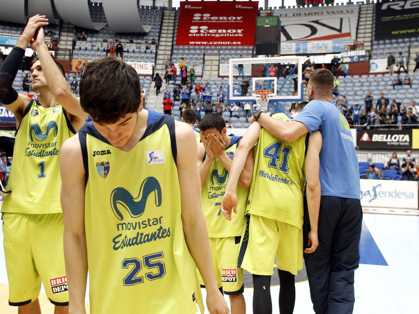 Los jugadores del Estudiantes justo después del partido en San Sebastián (E. Candel/ACB Photo)