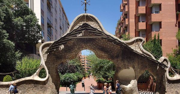 Foto: El portal de la Casa Miralles, en Sarrià. (meet.barcelona.cat)