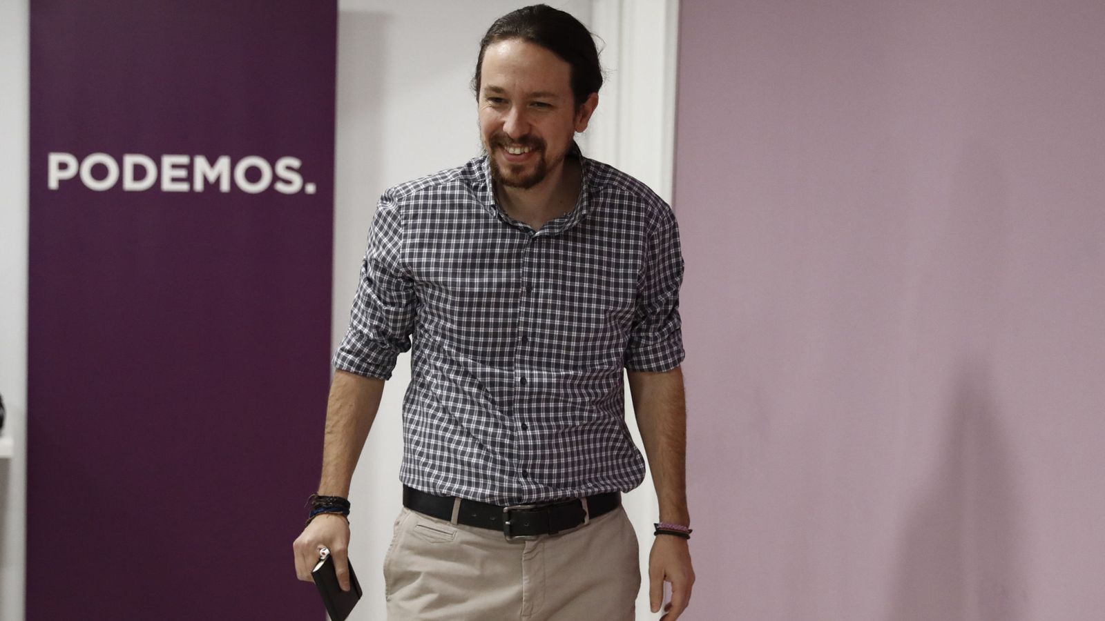Foto: El líder de Podemos, Pablo Iglesias, a su llegada a la rueda de prensa tras la consulta a los militantes sobre las normas que regirán en Vistalegre II. (EFE)