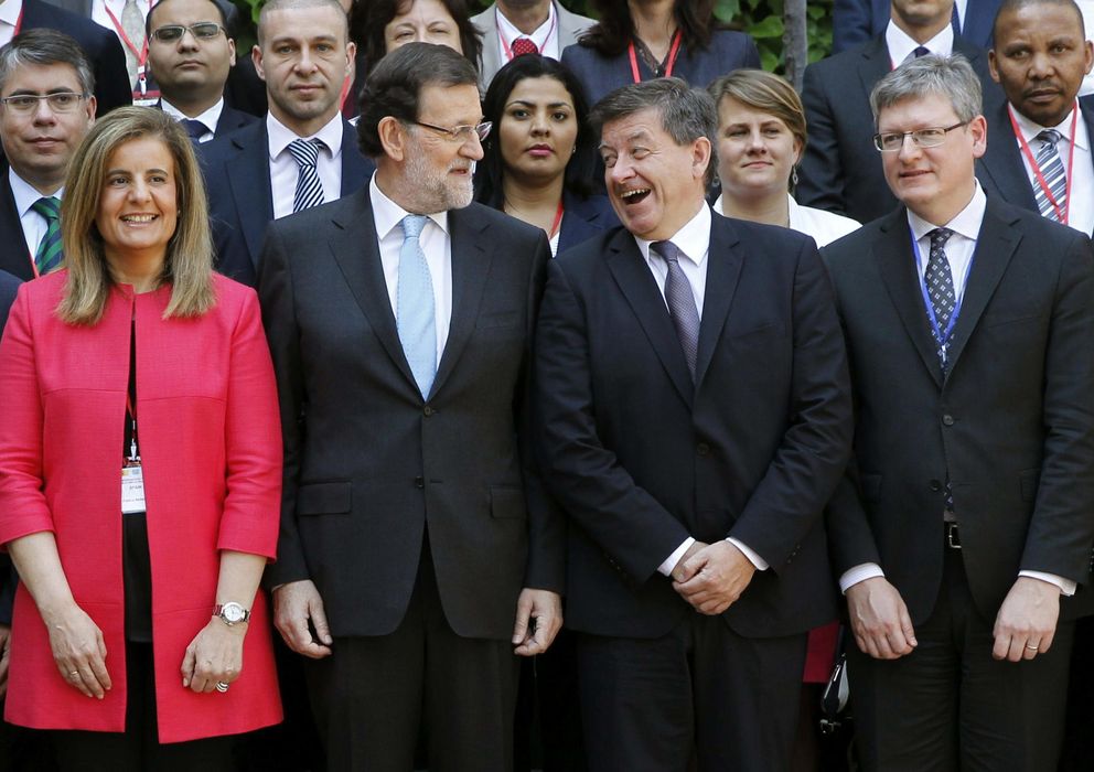 Foto: Fátima Báñez y Mariano Rajoy, junto al director general de la OIT, Guy Ryder. (Efe)