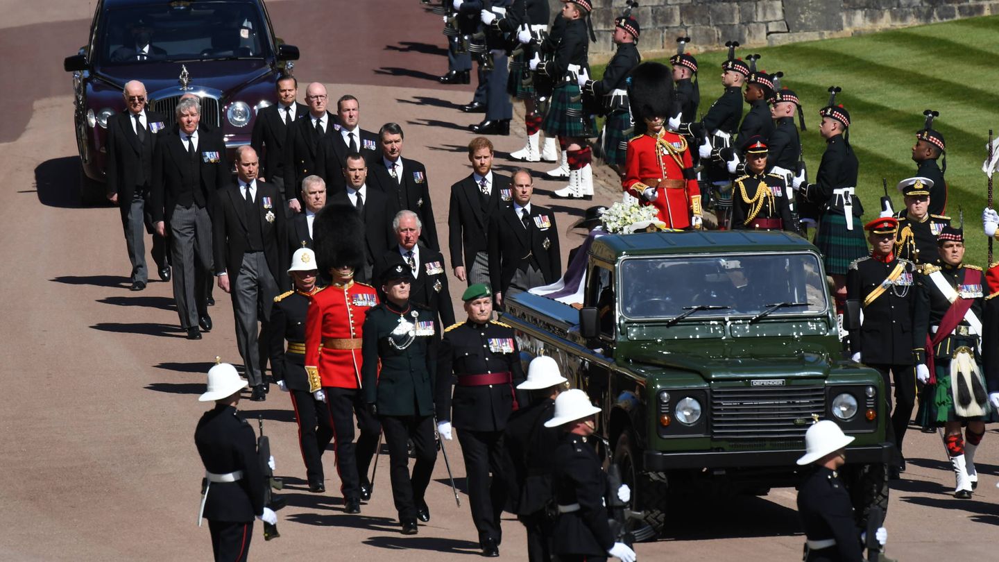 Las personas de confianza del duque, en su funeral, detrás de la familia real. (Getty)