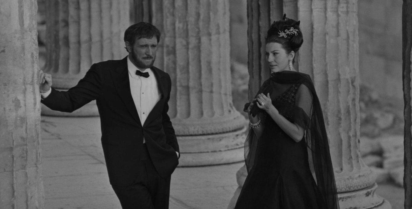 Soraya y el actor Richard Harris, en 1964. (Getty)