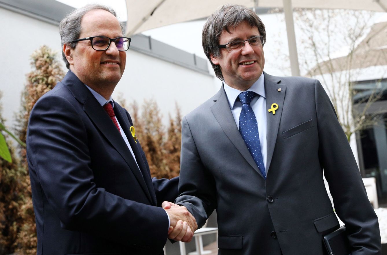 Quim Torra estrecha la mano a Carles Puigdemont en Berlín esta semana. (EFE) 