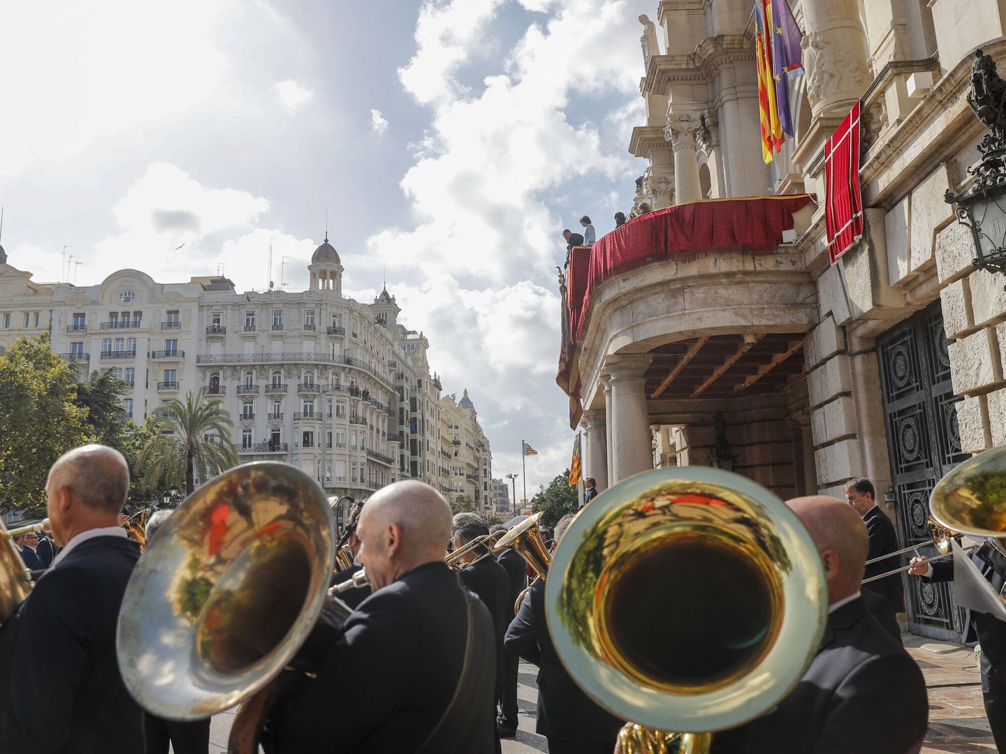 La banda de música municipal toca el himno durante la bajada de la Senyera en el Ayuntamiento de Valencia. (EFE/Manuel Bruque)