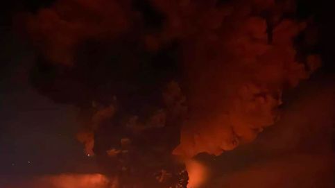 Indonesia evacúa a más de 800 personas de una isla por la erupción de un volcán