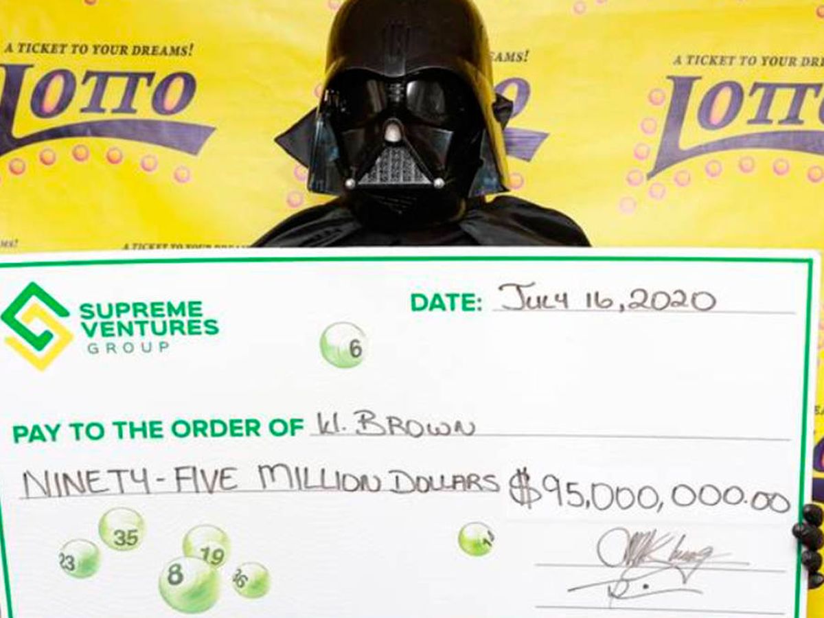 Foto: D. Brown, disfrazado como Darth Vader, al recoger el premio (Foto: Supreme Ventures)