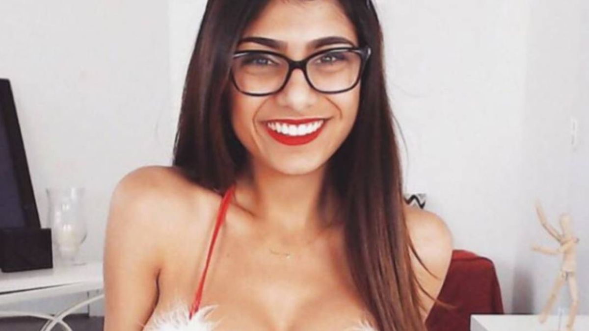 100.000 dólares por las gafas de la ex actriz porno Mia Khalifa