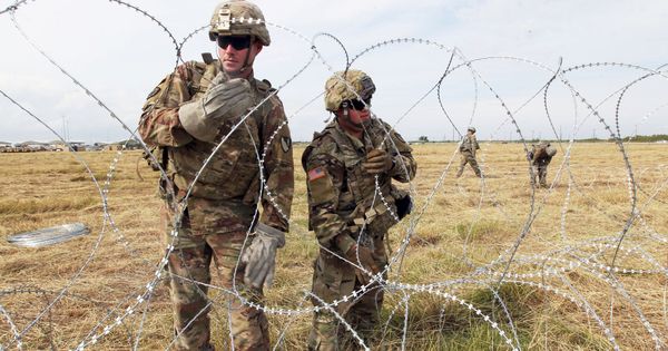 Foto: Soldados estadounidenses despliegan concertinas en la frontera con México en Donna, Texas, el pasado noviembre. (Reuters)