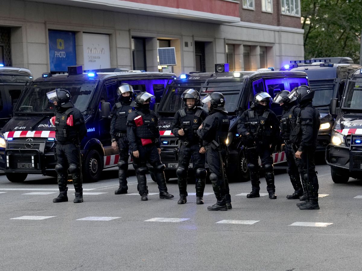 Foto: Mossos d'Esquadra despliegan un cordón policial en la plaza Bonanova de Barcelona. (EFE/Alejandro García)