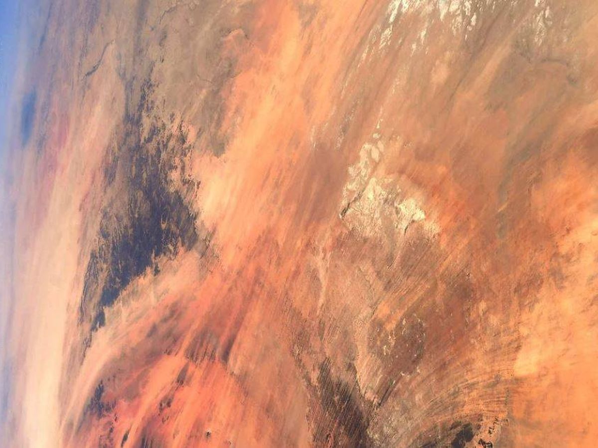 Foto: “No hay nubes a la vista, y los colores rojizos y ocres llegan al horizonte” ESA/NASA/Thomas Pesquet