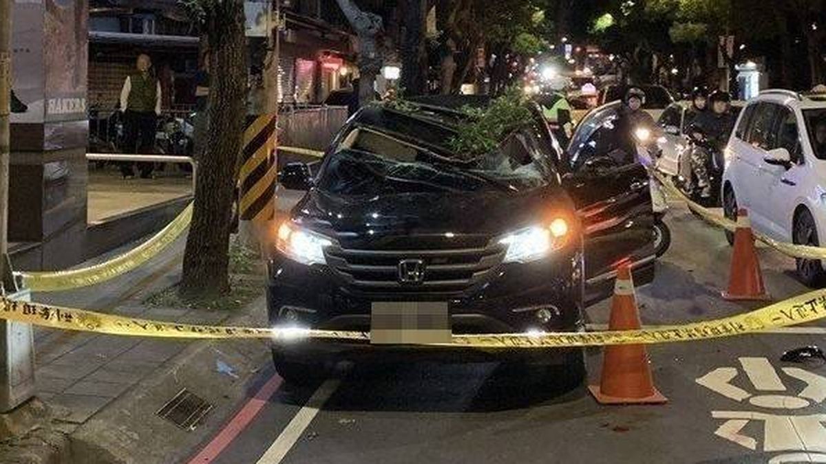 Un coche accidentado logra salvar la vida a un joven taiwanés que saltó al vacío