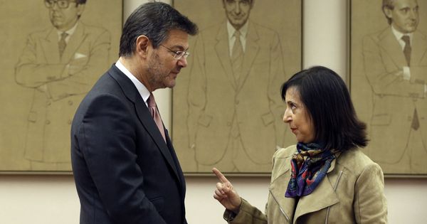 Foto: El ministro de Justicia, Rafael Catalá, con Margarita Robles, portavoz del PSOE en el Congreso. (EFE)