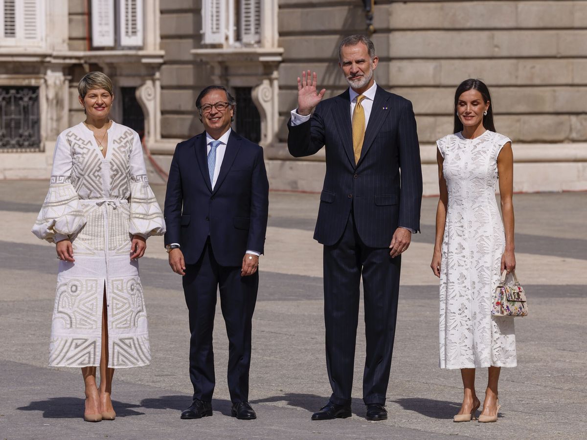Foto: Los Reyes de España reciben al presidente de Colombia y su mujer, Verónica en el Palacio Real en Madrid. (EFE)