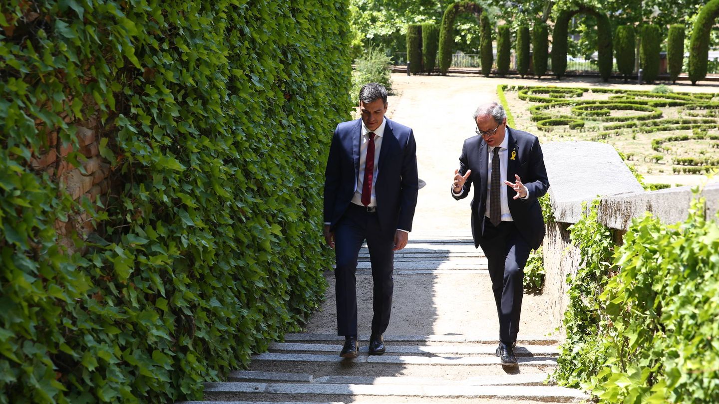 El presidente del Gobierno, Pedro Sánchez (d), y el de la Generalitat, Quim Torra, durante un paseo por los jardines del complejo que alberga la sede de la Presidencia del Ejecutivo durante la reunión mantenida el 9 de julio de 2018, en el palacio de la Moncloa. (EFE | POOL)