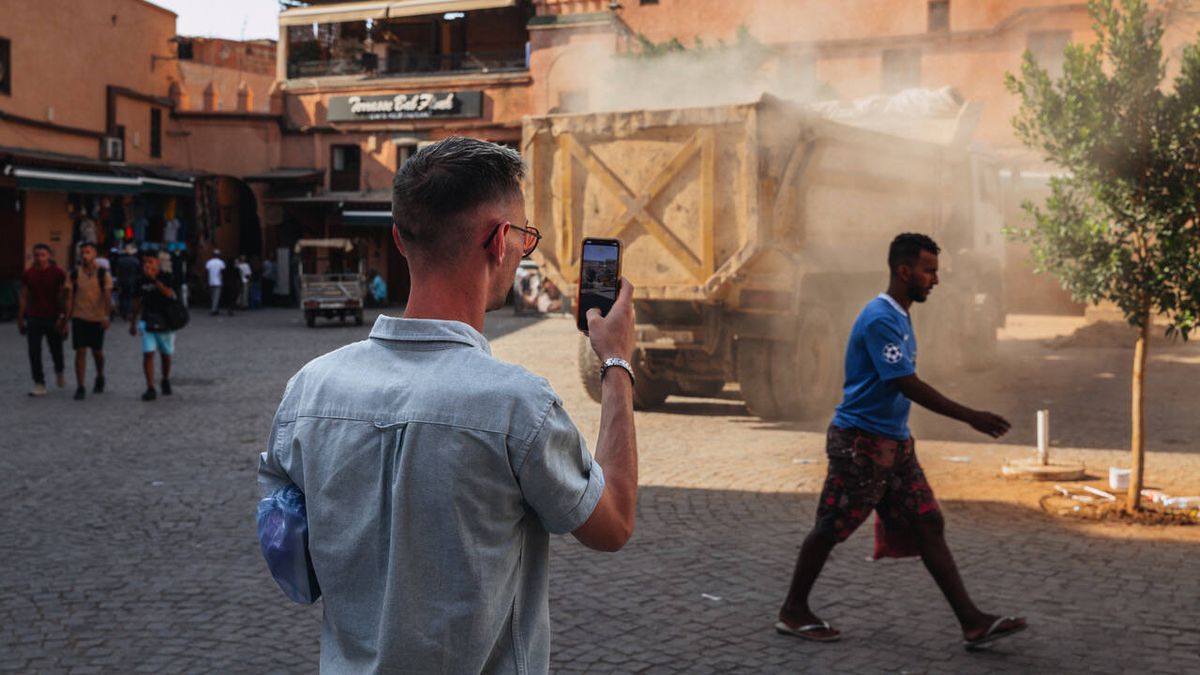 A un lado, ambulancias, a otro, rutas en 'quad': turistas en medio de la destrucción de Marruecos