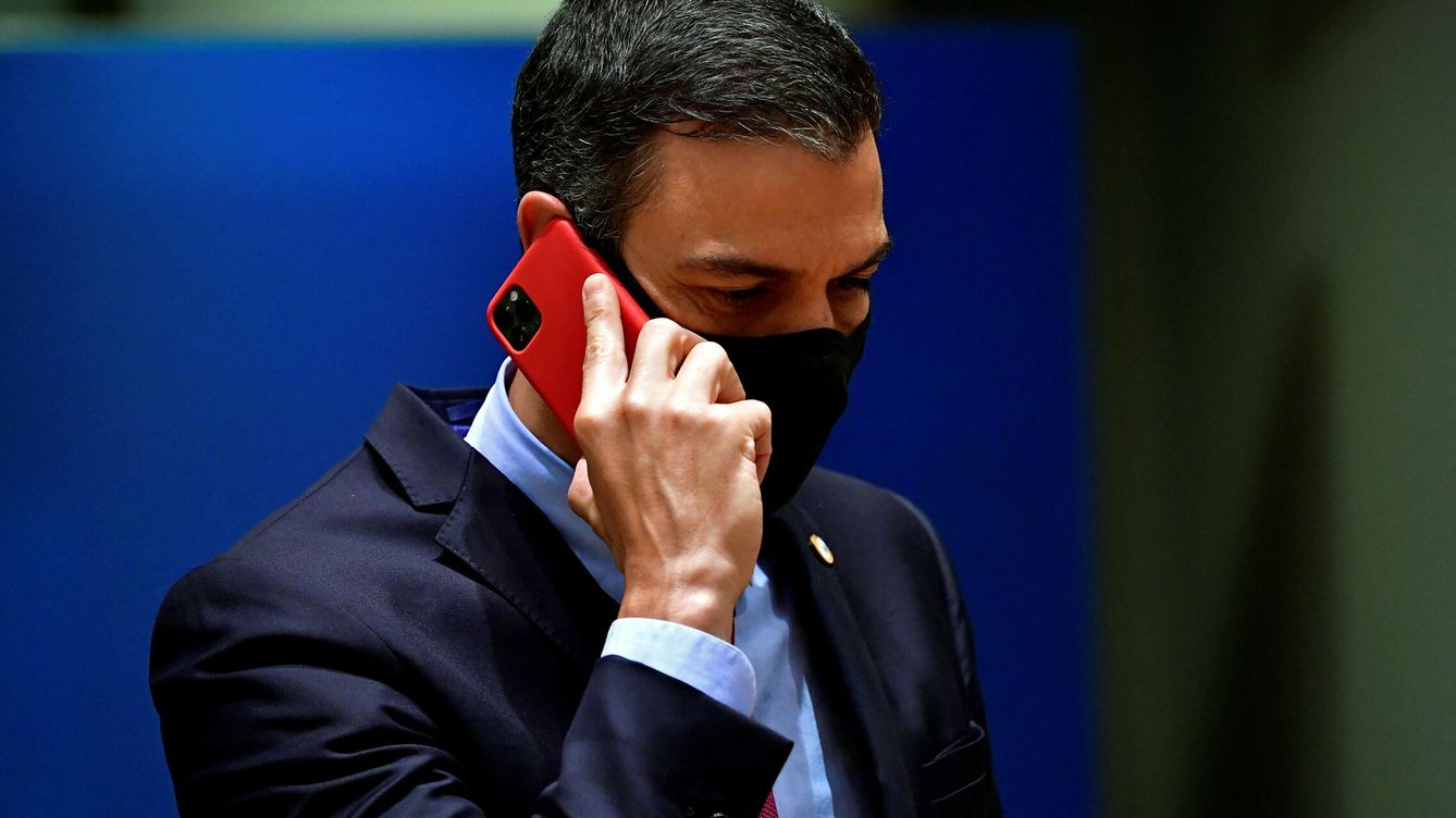 Foto: Pedro Sánchez hablando por teléfono, en una imagen de archivo. (REUTERS)