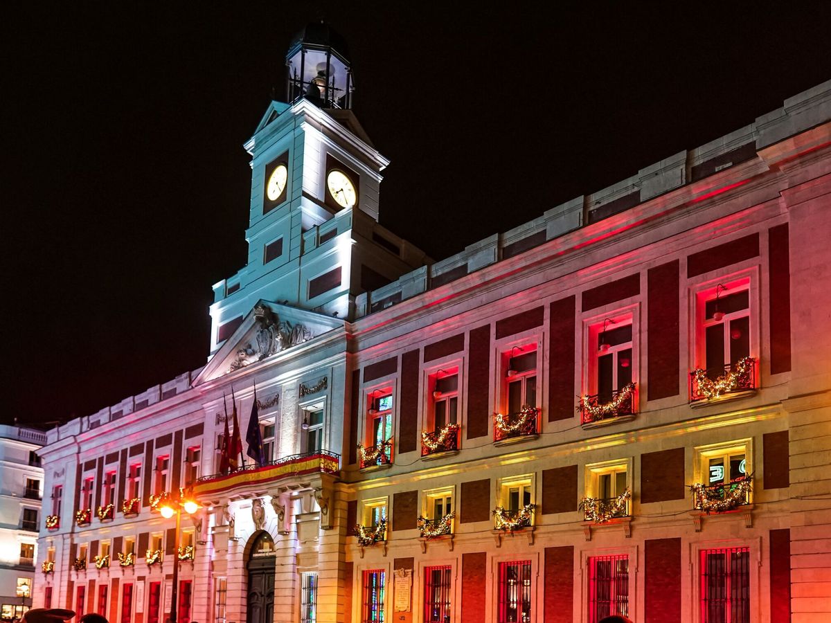 Foto: La Real Casa de Correos, sede del Gobierno regional de Madrid, ilumina su fachada con los colores de la bandera de España. (EFE)