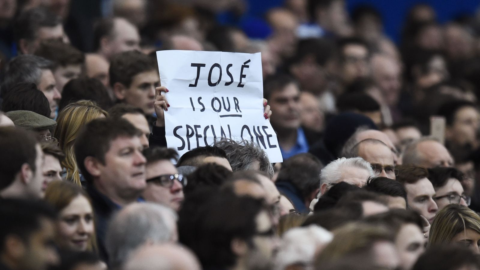 Foto: Un aficionado despliega una pancarta en homenaje a Mourinho durante el partido que el equipo azul disputó ante el Sunderland (Reuters)