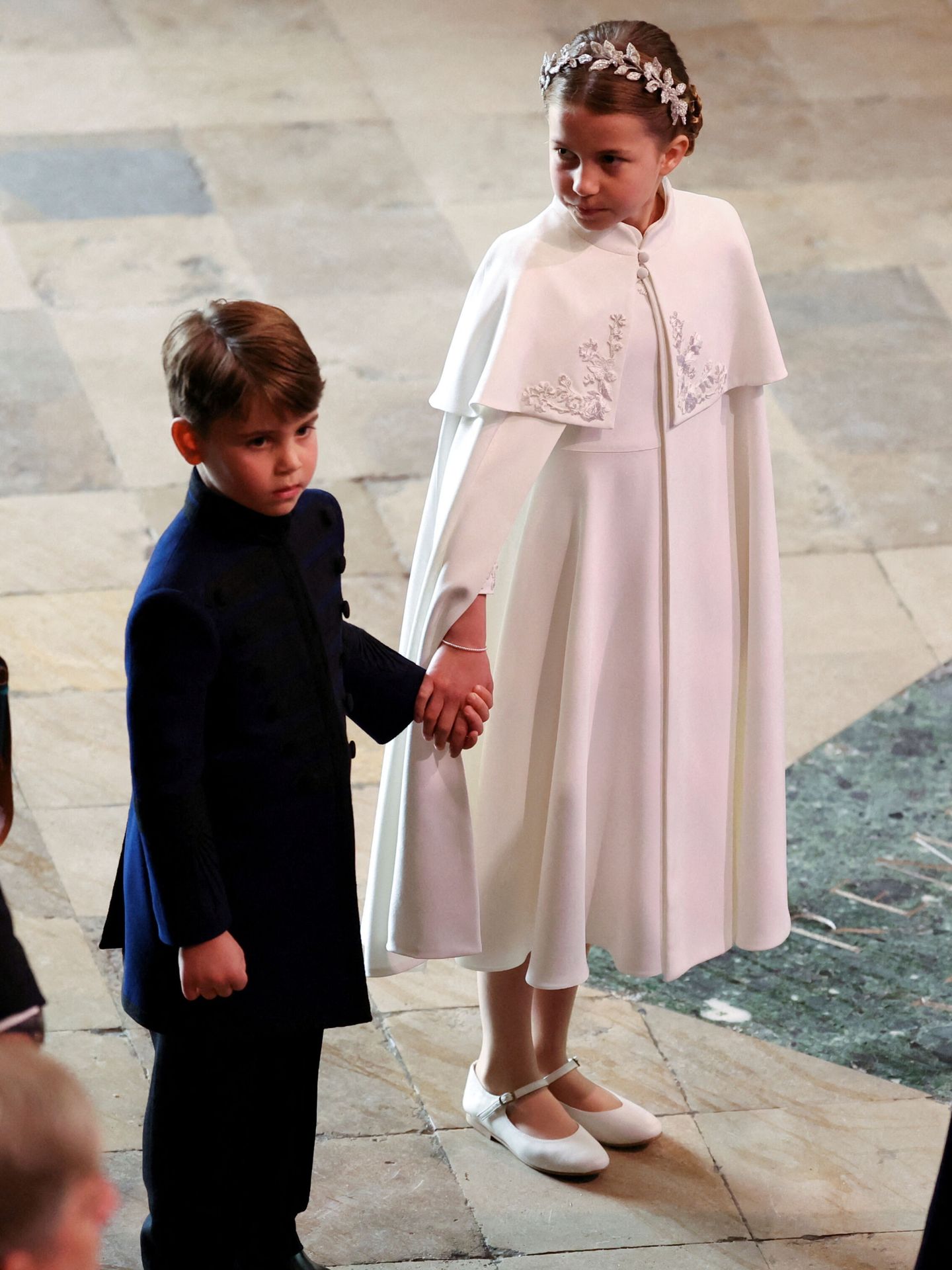 La princesa Charlotte, de la mano de su hermano pequeño, con un look muy parecido al escogido por su madre. (Reuters/Phil Noble)