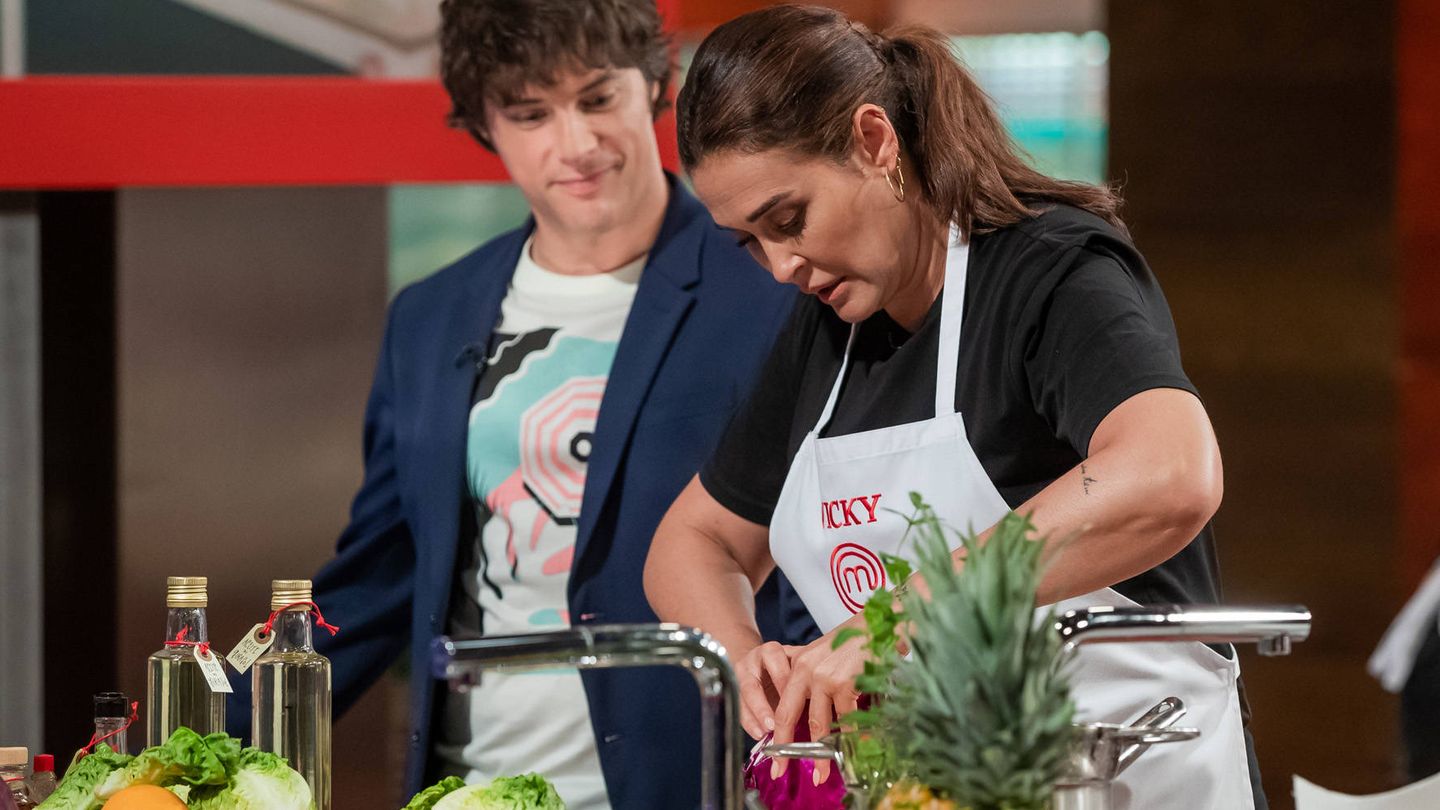 Vicky Martín Berrocal cocina ante la orgullosa mirada de Jordi Cruz. (RTVE)