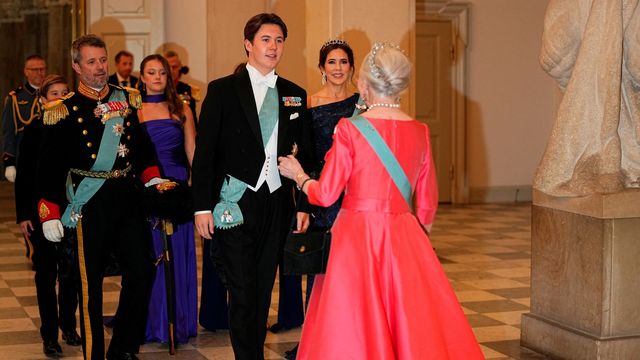 Christian, junto a su familia saludando a la reina Margarita. (Reuters)
