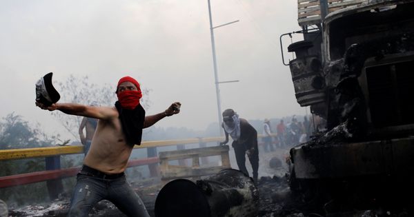 Foto: Manifestantes opositores chocan con las fuerzas venezolanas. (Reuters)