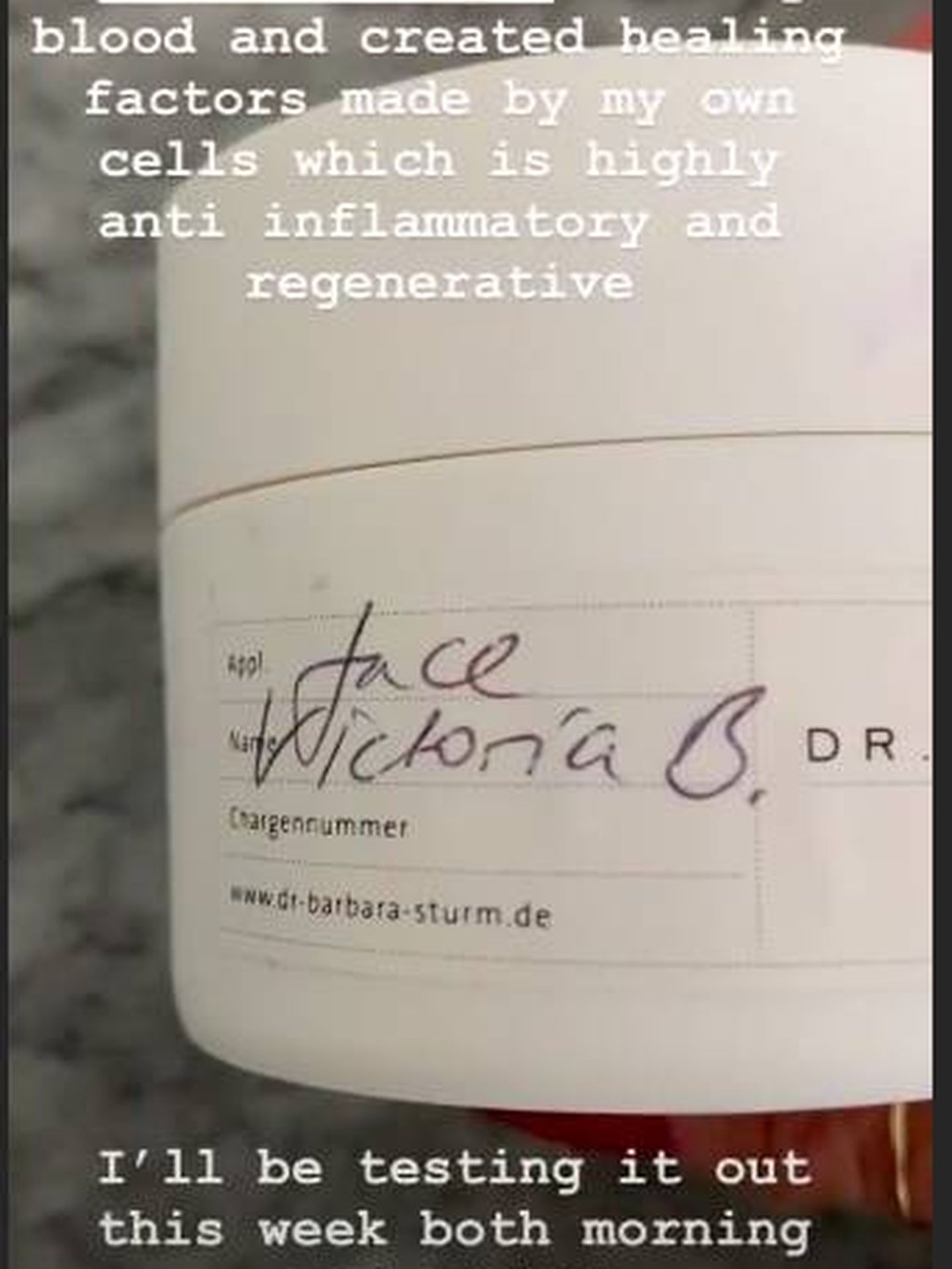 La crema facial hidratante con su propia sangre que se aplica Victoria y ha compartido en un storie. (Instagram)
