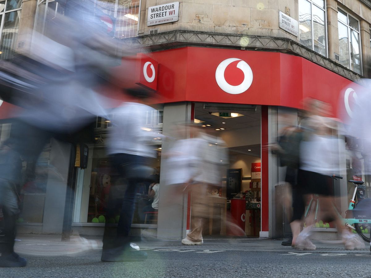 Foto: Entrada a una tienda de Vodafone. (Reuters/Toby Melville)