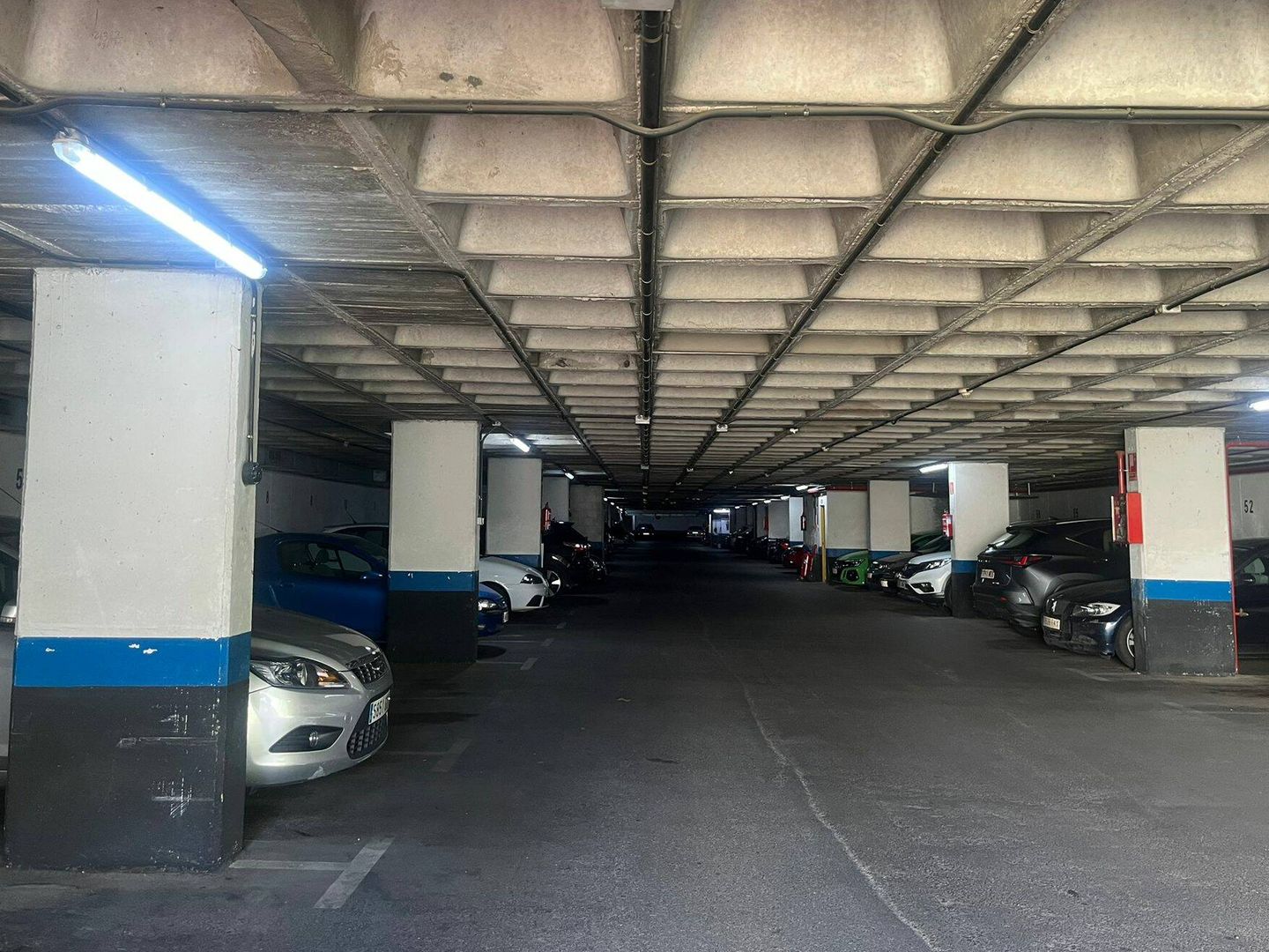 Dentro del 'parking' que desaparecerá con las obras. (A.F.)