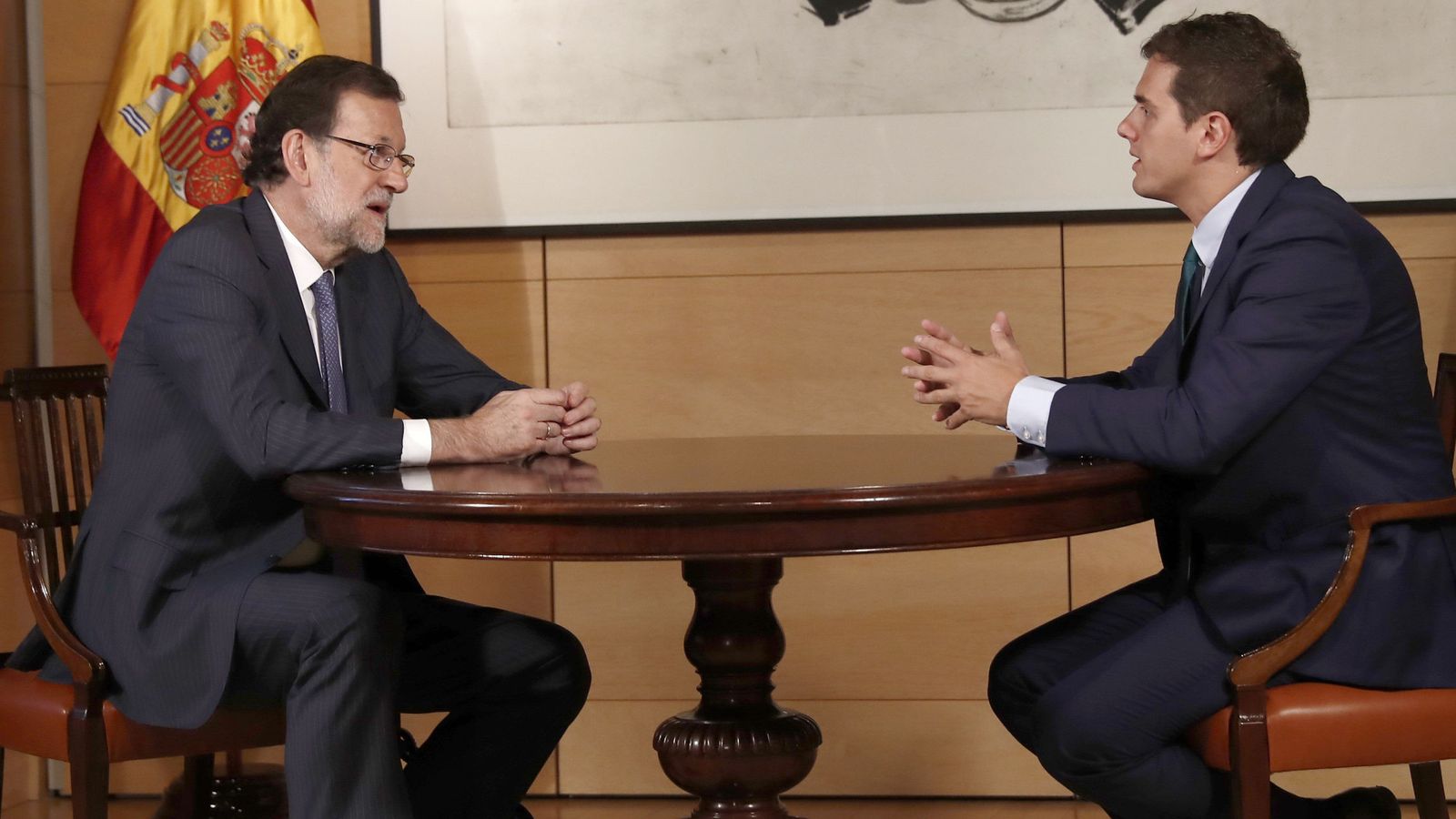 Foto: El presidente del Gobierno en funciones, Mariano Rajoy (i), y el líder de Ciudadanos, Albert Rivera, durante la entrevista que mantuvieron el miércoles. (EFE)