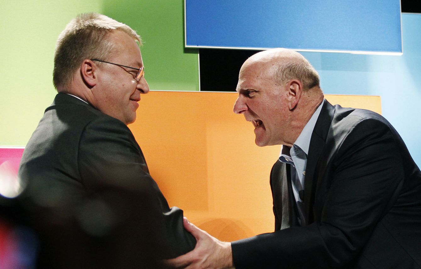 Steve Ballmer, ex CEO de Microsoft, saluda a Stephen Elop