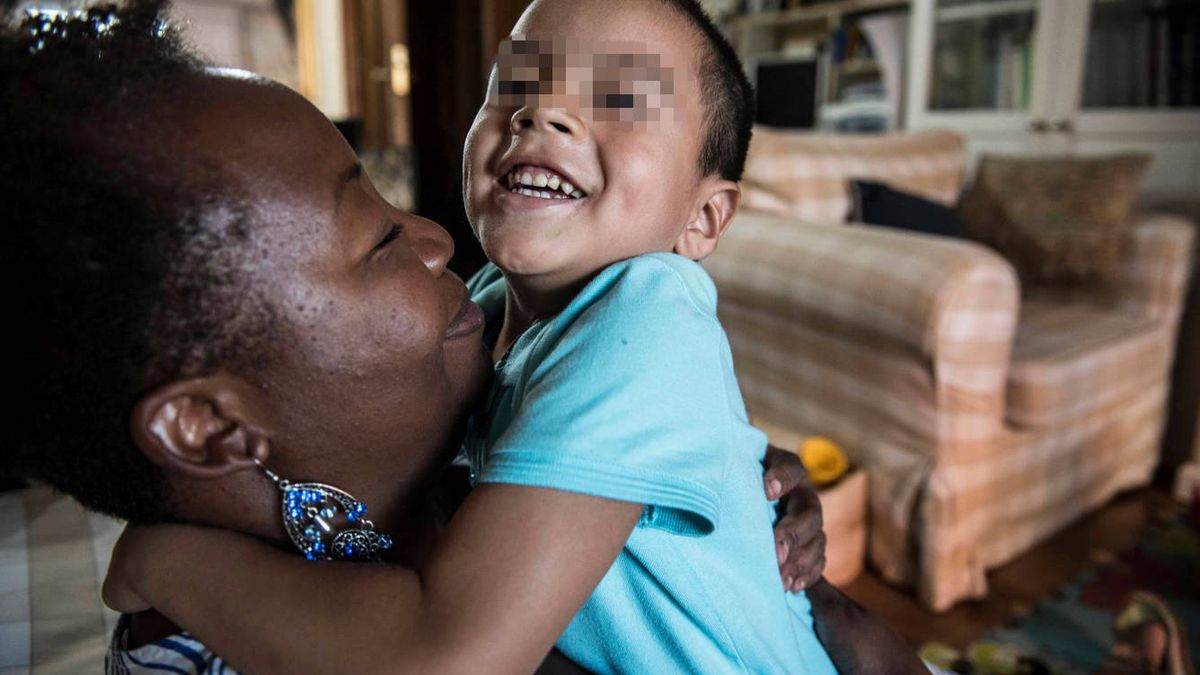 Las madres negras que adoptan en España: "La gente da por hecho que soy su cuidadora"