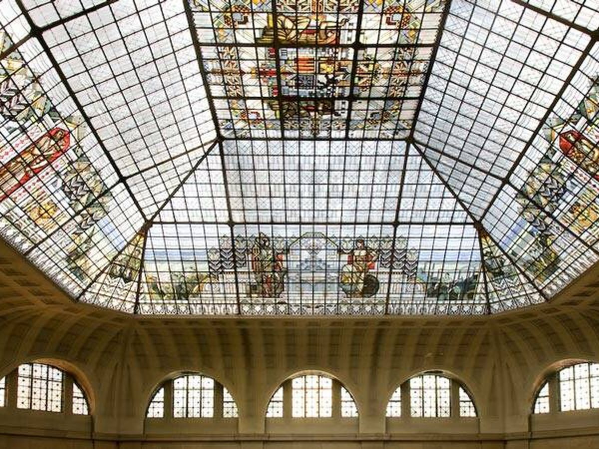 Foto: La vidriera que corona la Sala de Operaciones del Banco de España es una de las obras más significativas de los hermanos Maumejean. (Flickr)