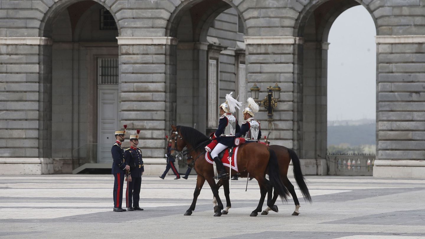 Miembros de la Guardia Real en el patio de armas del Palacio Real. (EFE)
